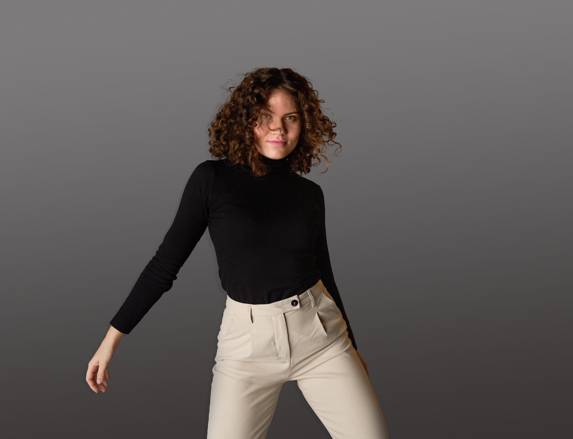 A studio photo of a beautiful young model Kaja and a gray gradient background behind her.